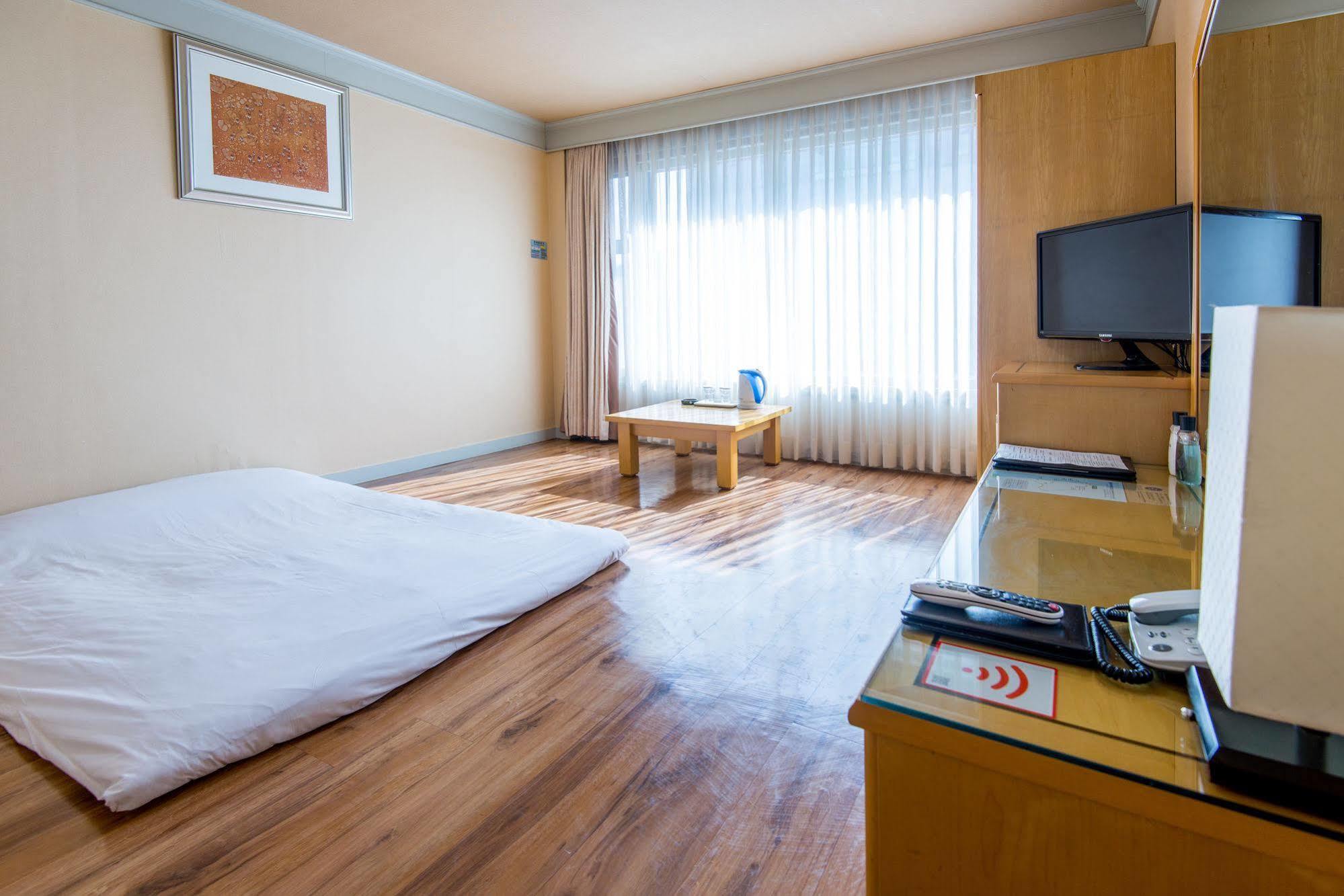 Hawaii Hotel Jeju Esterno foto
